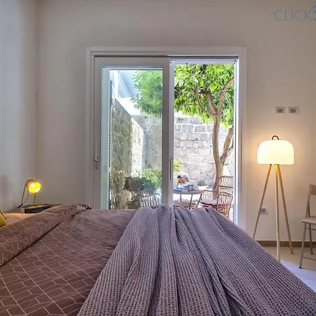 Neptune Waterfront Apartment: Seaside Retreat *